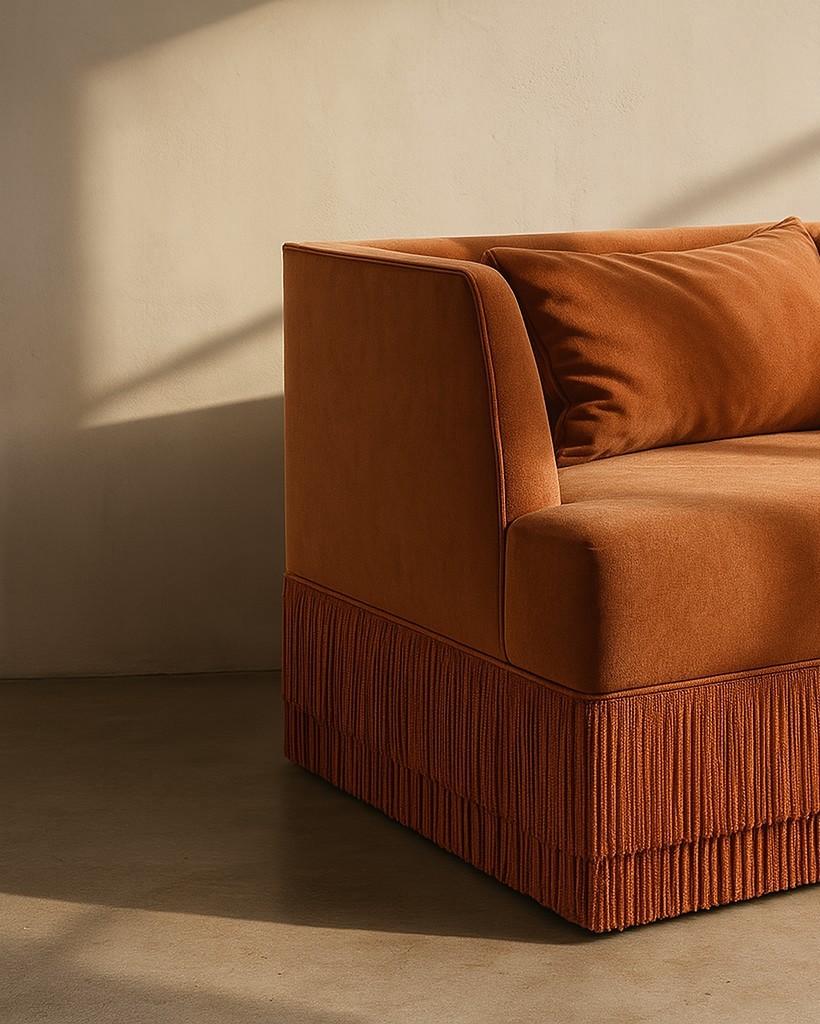 Ein skulpturales Statement, das sich durch seine architektonische Silhouette und seine introspektive Form auszeichnet. Das Alcove Sofa hat ein kühnes Äußeres - rechteckig und geradlinig - das sanft eine weiche, konkave Innenkurve offenbart. Das