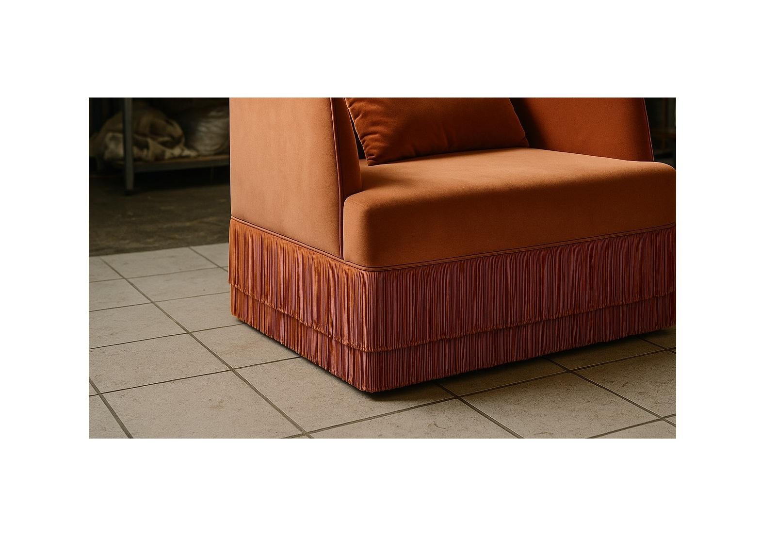 Alcove Contemporary Linearer Sessel mit gebogener Rückenlehne aus Alpaka-Samt (Handgefertigt) im Angebot