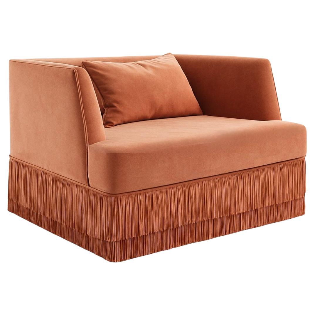 Alcove Contemporary Linearer Sessel mit gebogener Rückenlehne aus Alpaka-Samt im Angebot