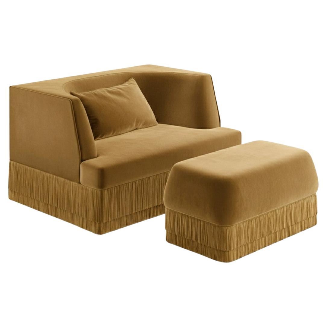 Poltrona e ottomana Alcove in velluto di alpaca miele con base a frange coordinata