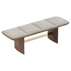Banco contemporáneo con estructura de madera maciza y asiento de cuero