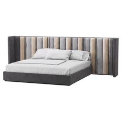 Letto king size con testiera allungata a canaline in velluto con stampa artistica