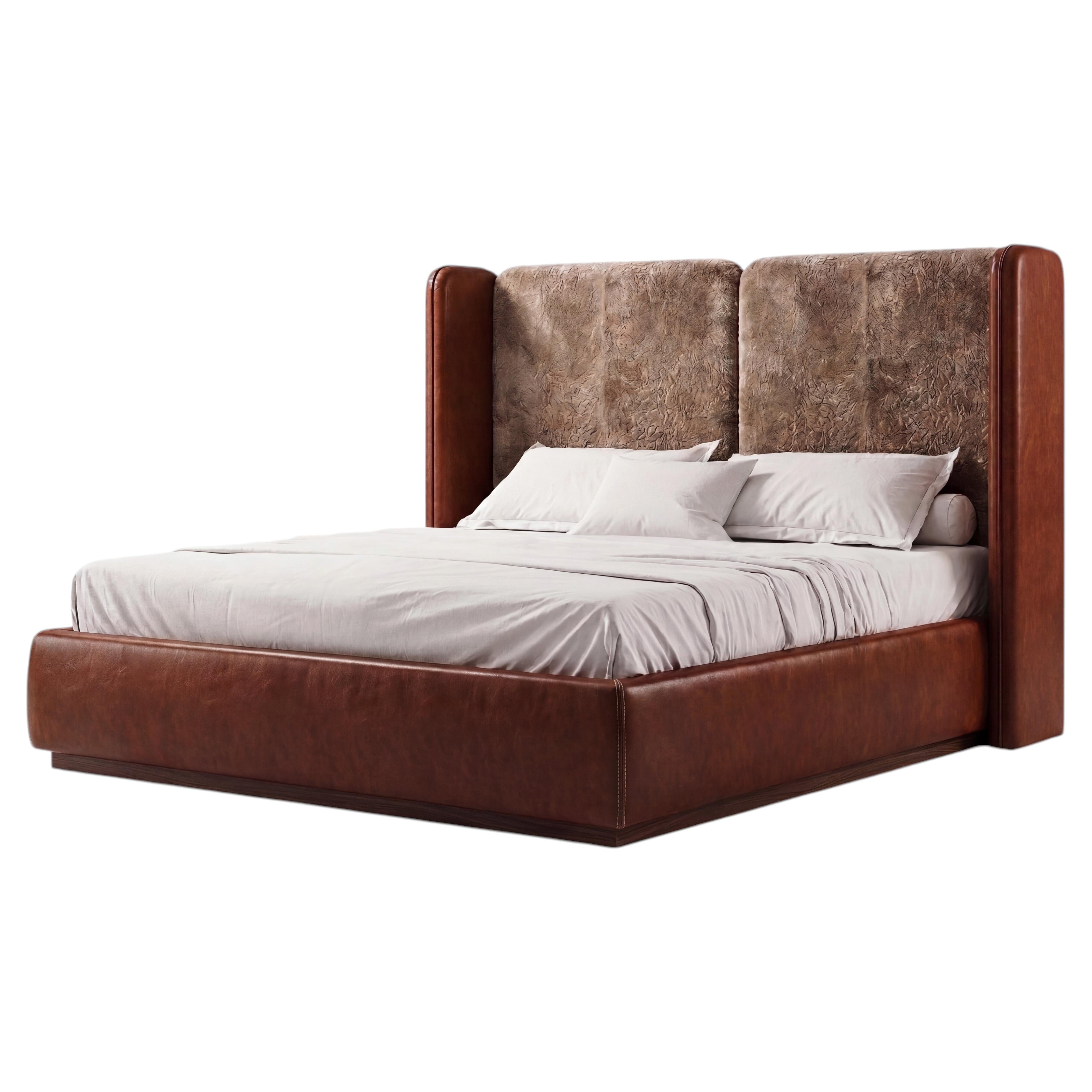 Cama de estilo arquitectónico hecha a mano en piel color coñac con paneles de cabecera de astracán