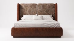Letto di design realizzato a mano in pelle color cognac con pannelli della testiera in astrakan