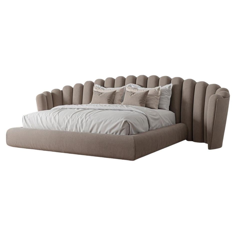 Il letto Vendome California King Size è offerto in tessuto Mohair Velvet
