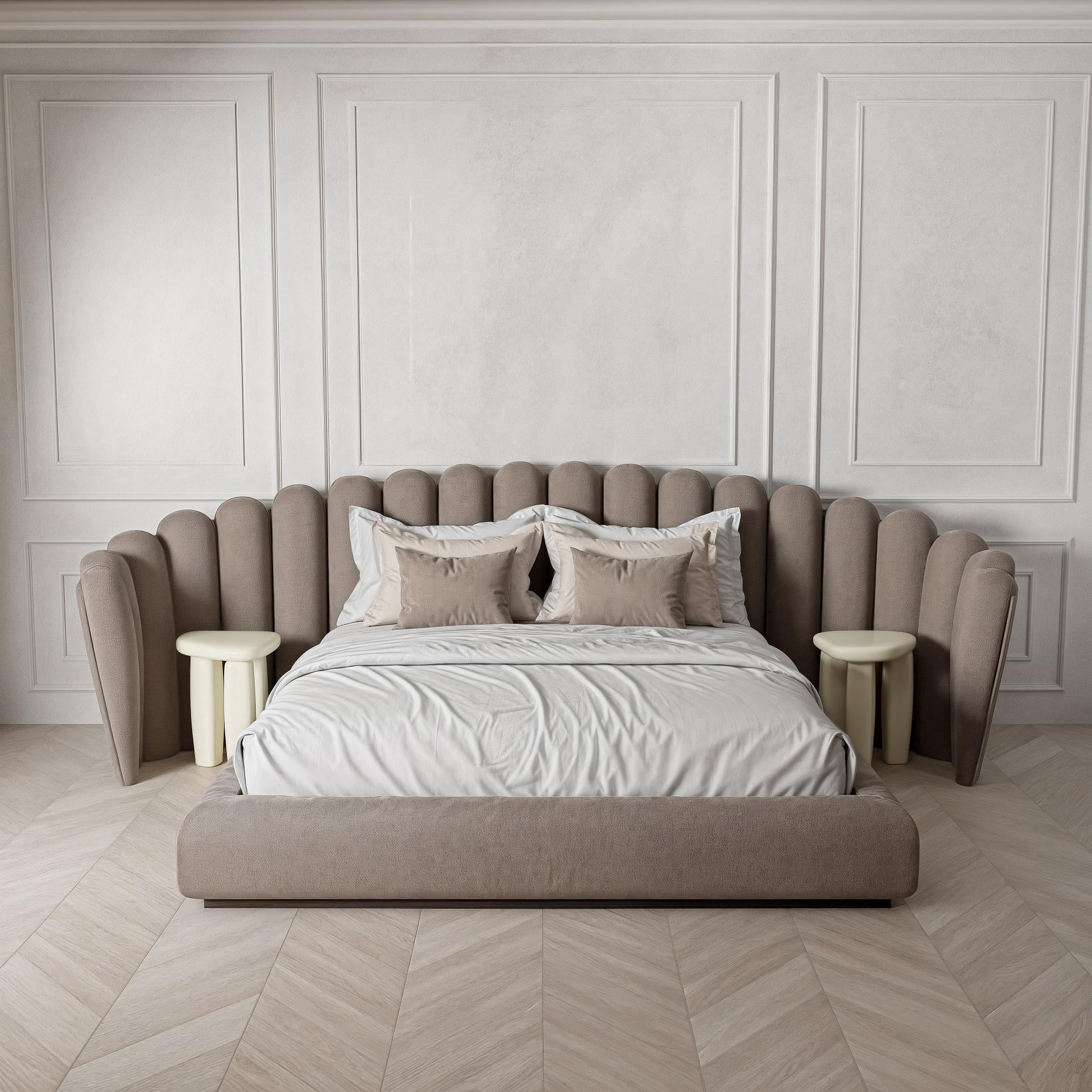 Moderno Letto Vendome in stile Art Déco: testiera smerlata in velluto Mohair in vendita