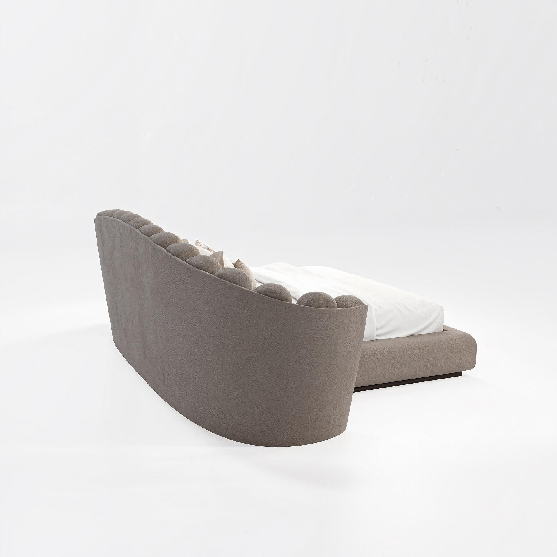 XXI secolo e contemporaneo Letto Vendome in stile Art Déco: testiera smerlata in velluto Mohair in vendita