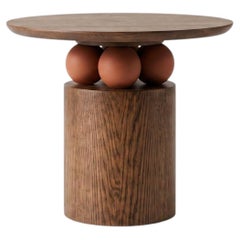 Tavolino rotondo in stile moderno-organico in legno di rovere con sfere laccate lucide