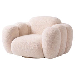 Sillón giratorio «Nuage Blanc» de Mondo Design Studio, con diseño escultural en tejido bouclé color marfil