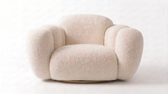 Sillón giratorio «Nuage Blanc» de Mondo Design Studio, con diseño escultural en tejido bouclé color marfil