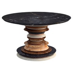 Moderner, skulpturaler runder Esstisch aus Nero Marquina, Maserknollenholz und Messing