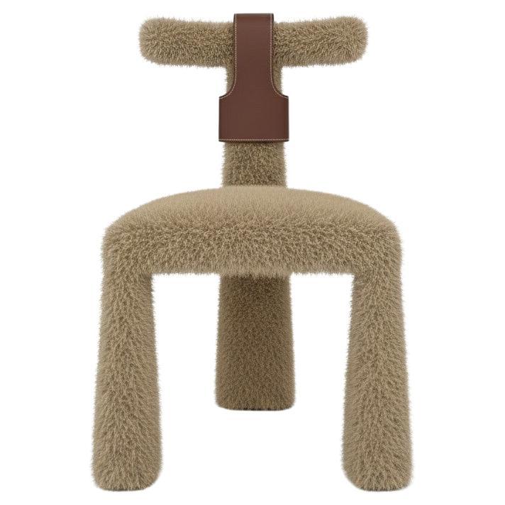 Questa sedia da pranzo scultorea ridefinisce il minimalismo grazie alla tattilità sensuale e all'armonia strutturale. La sua forma monolitica, realizzata con una geometria continua e fluida, crea un senso di forza tranquilla bilanciato