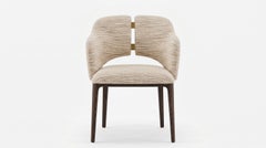 Sillón de comedor contemporáneo con respaldo dividido y curvado, con uniones de latón