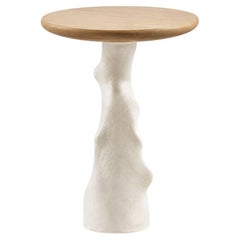 Coppia di tavolini contemporanei dal design organico in eucalipto affumicato e gesso testurizzato