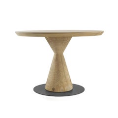 Table à manger en cèdre de style architectural avec pied en cône inversé, pour l'intérieur et l'extérieur