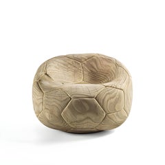 Fauteuil en cèdre massif au design architectural, avec des détails hexagonaux, pour l'intérieur et l'extérieur
