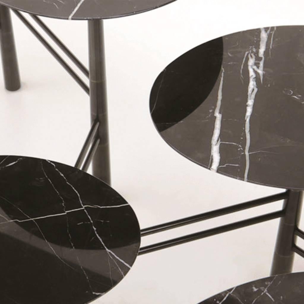 Inspiriert von Kieselsteinen am Strand, ist dieser moderne Couchtisch mit sieben Marmorplatten in Nero marquina und schwarz lackiertem Stahlgestell erweiterbar und zusammenziehbar. Der Sockel ist ein Meisterwerk der Ingenieurskunst. Die Stützen aus