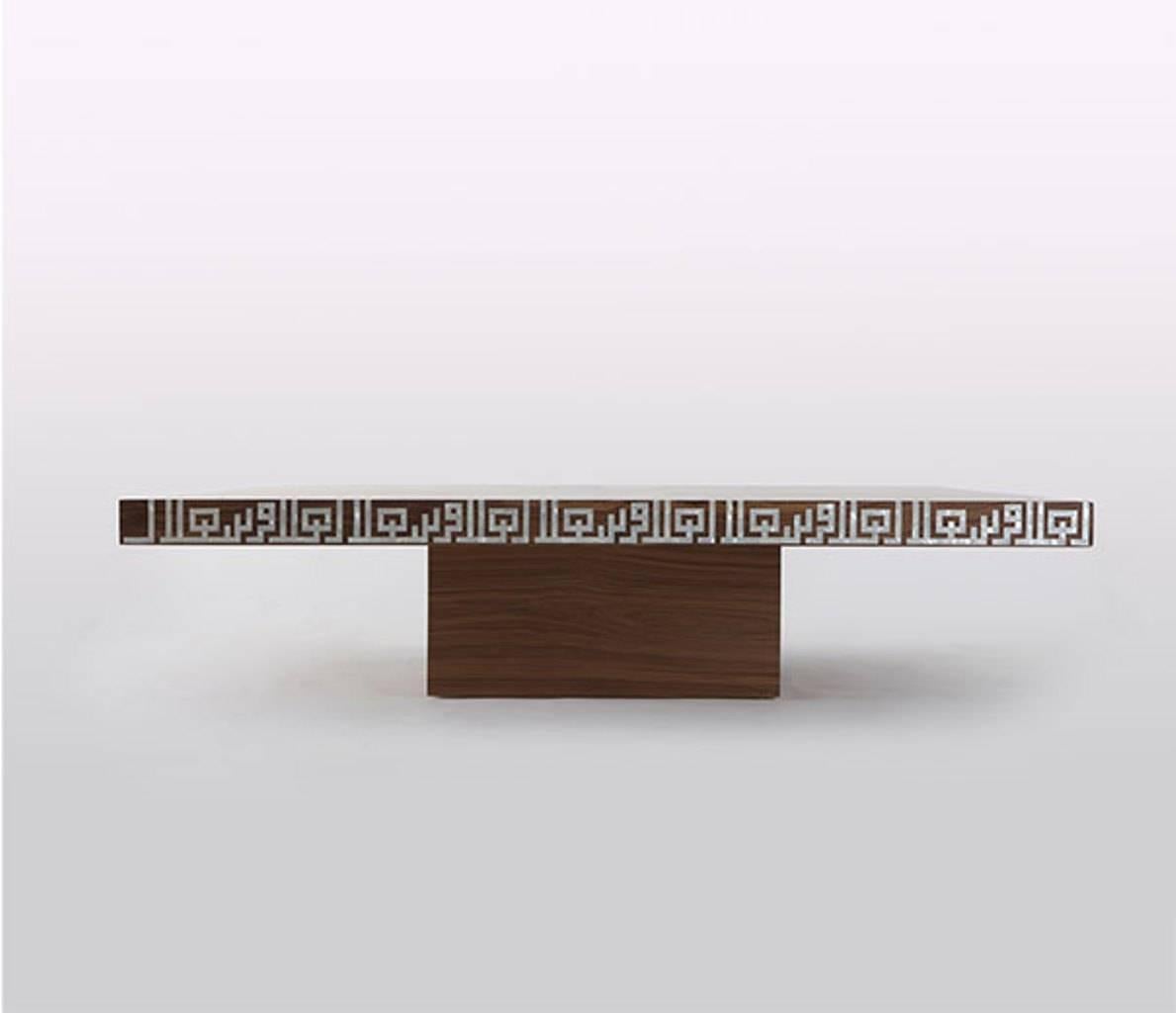 Table basse carrée contemporaine en finition noyer américain brun et incrustation de nacre. Le design de cette table met l'accent sur les motifs et la géométrie orientaux. Le caractère s'inspire directement de la forme du point arabe en forme de