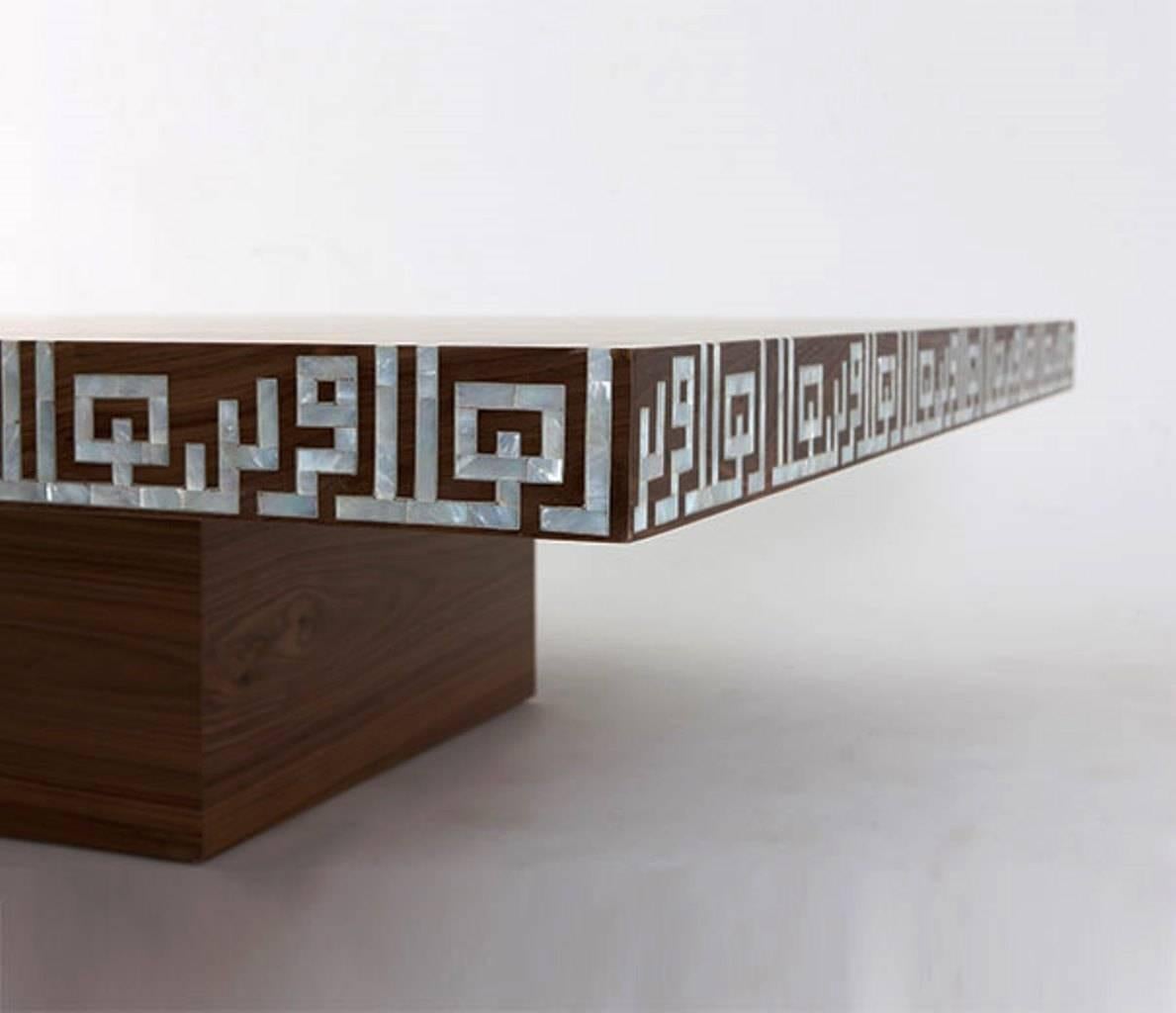 Moderne Table basse calligraphie, table basse en noyer avec incrustation de nacre en vente