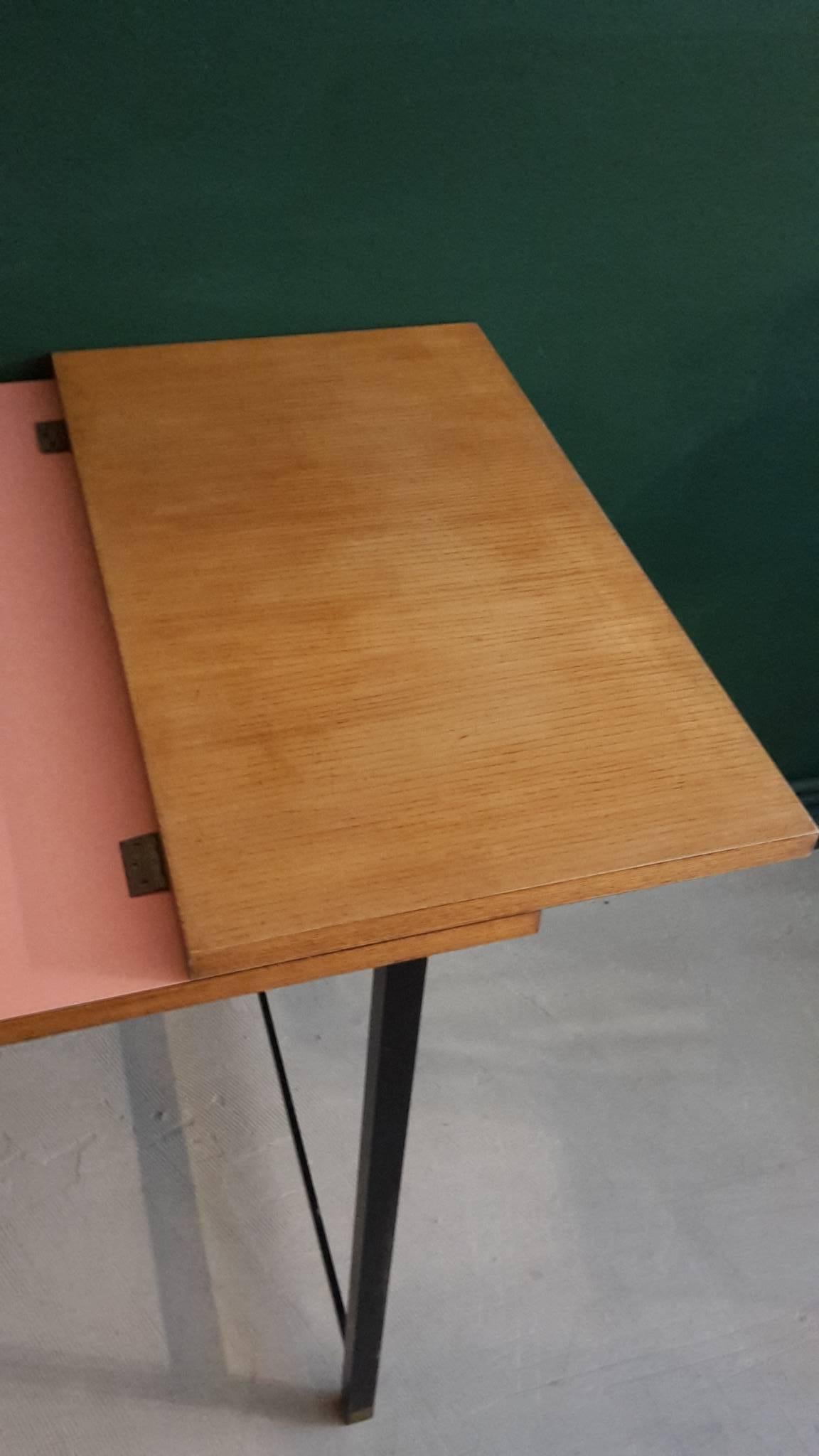 20th Century, Italian Desk 1960s Made of Ash and Peach Formica For Sale 2