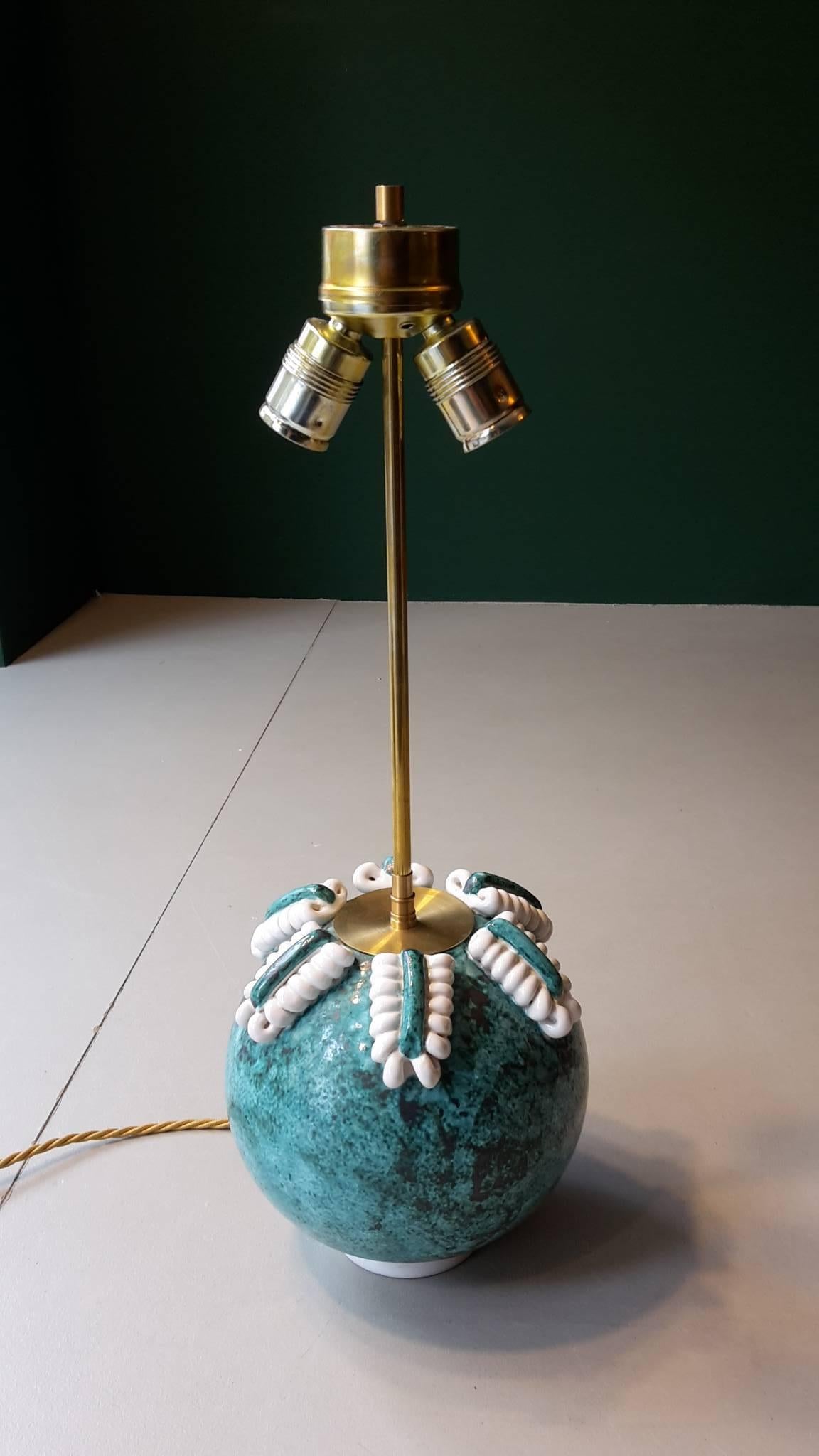 Early 20th Century Art Deco Table Lamp Made of Turquoise and White Ceramic In Good Condition For Sale In Berlin, DE