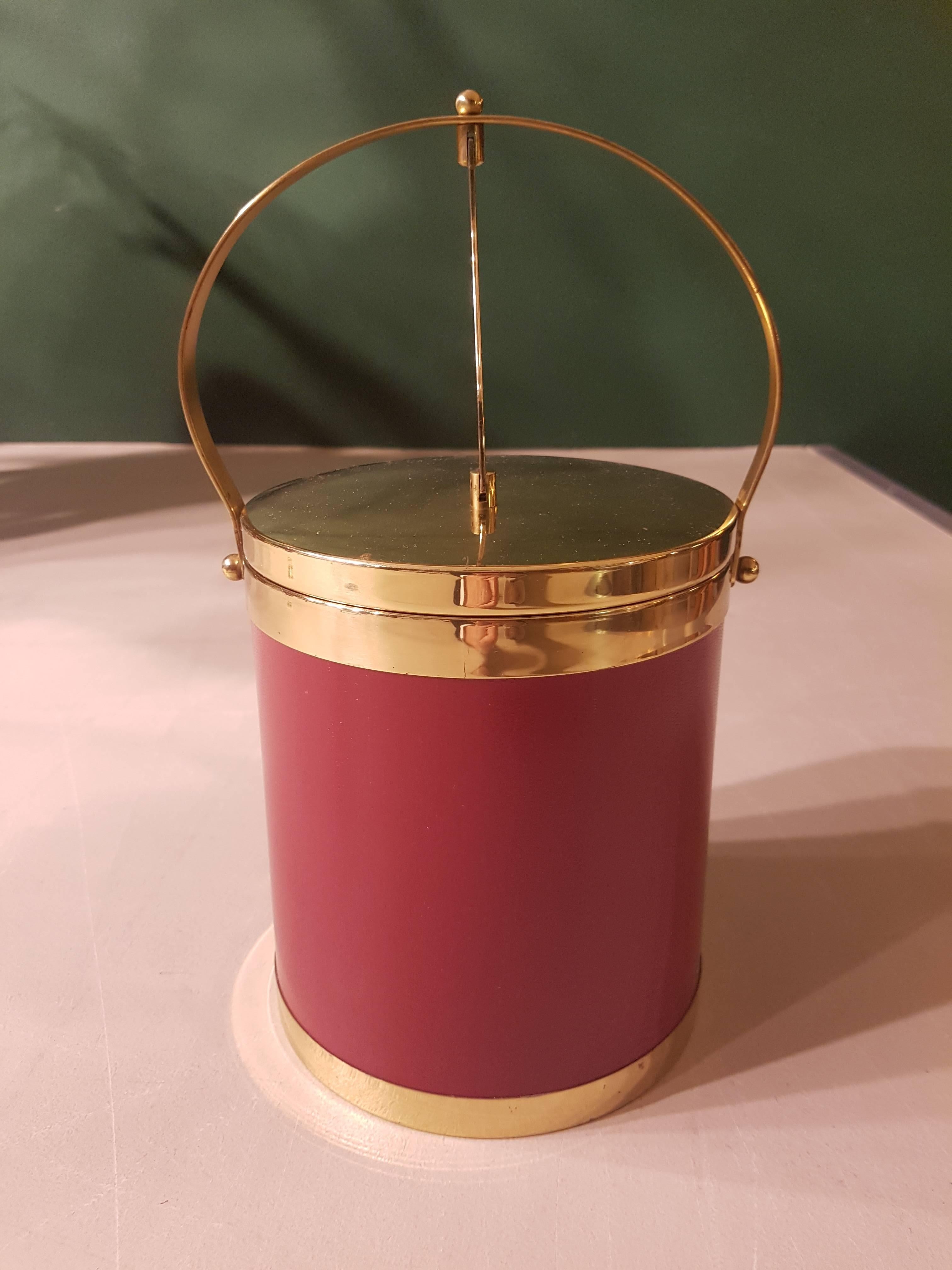 20th century Belgian red ice bucket made of brass and imitation leather from the 1970s.