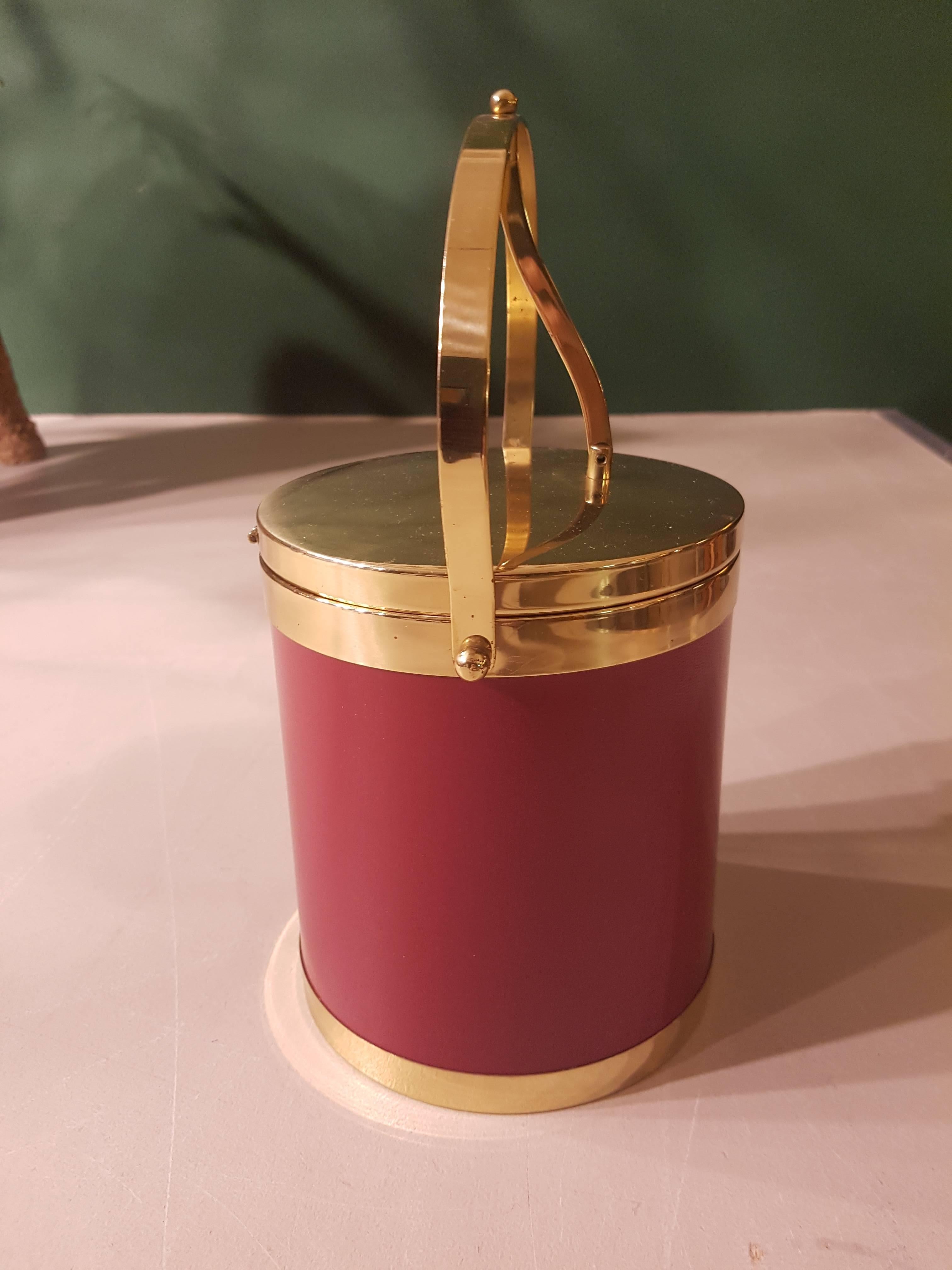 20th Century Belgian Red Ice Bucket Made of Brass and Imitation Leather, 1970s In Good Condition For Sale In Berlin, DE