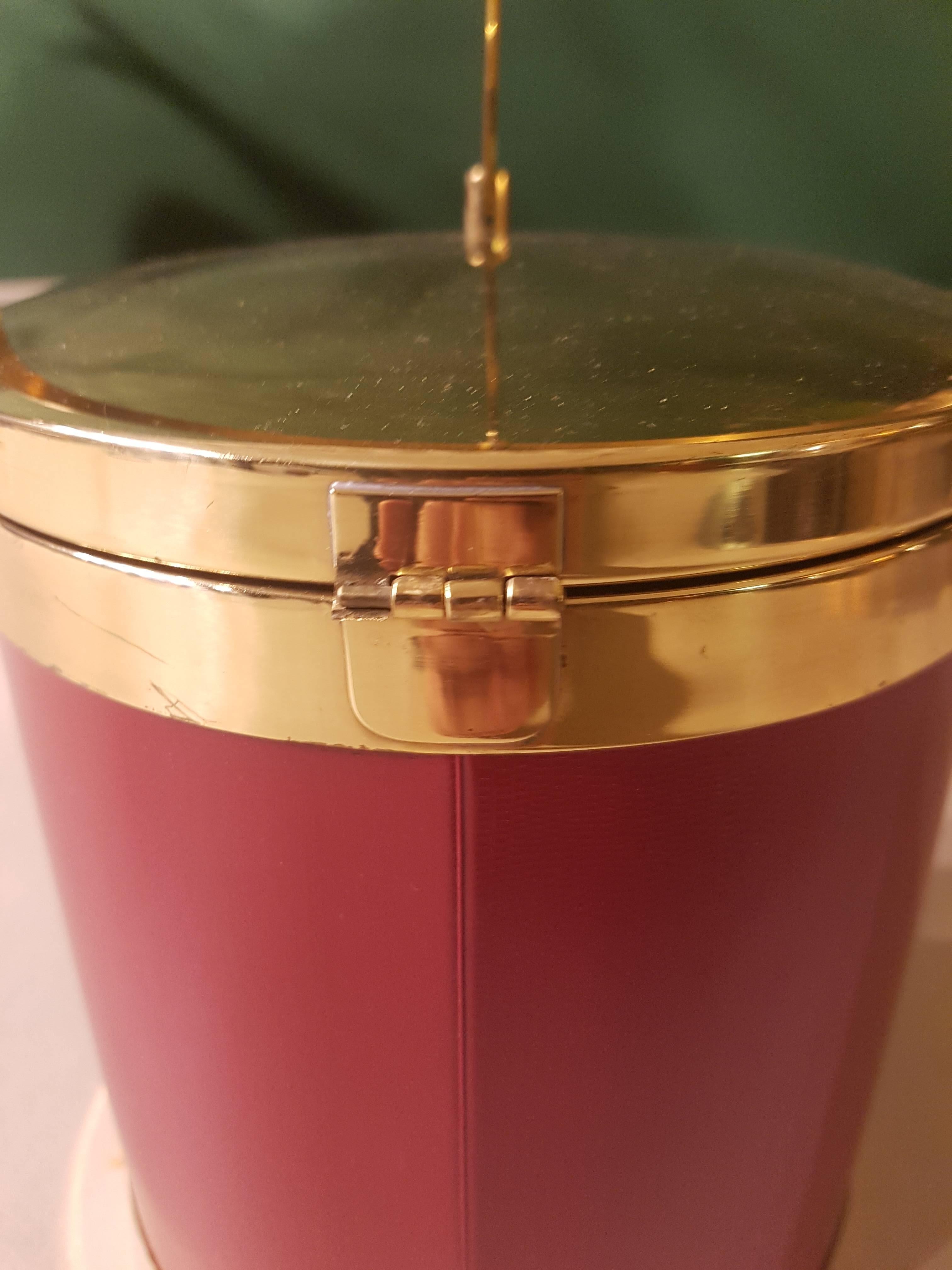 20th Century Belgian Red Ice Bucket Made of Brass and Imitation Leather, 1970s For Sale 1