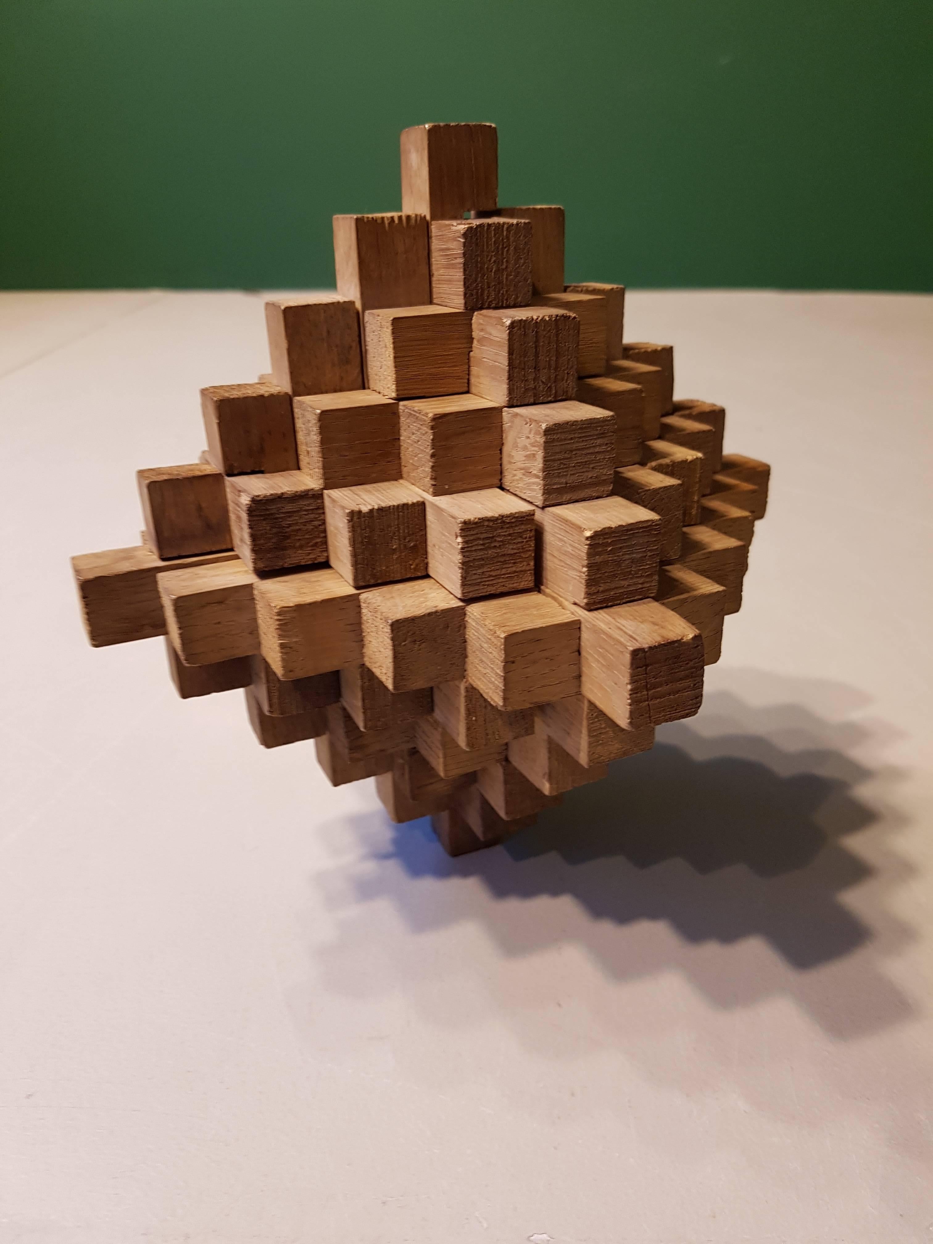 20th Century French Geometric Sculpture Made of Oak In Good Condition For Sale In Berlin, DE