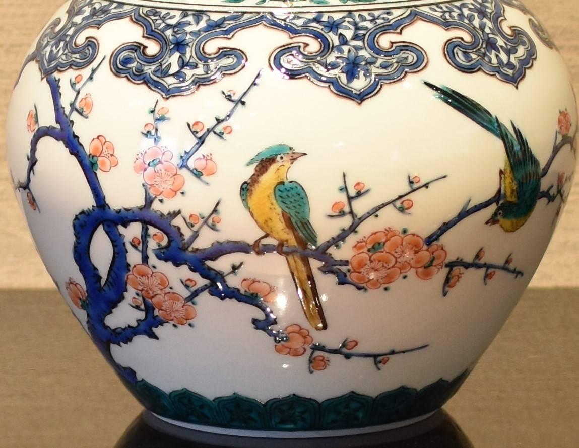 Exquisite Japanese contemporary Kutani decorative vase, hand-painted on a beautifully shaped ovoid porcelain body, a signed work by the third generation master porcelain artist, the master of the kiln with a history of more than 140 years that he