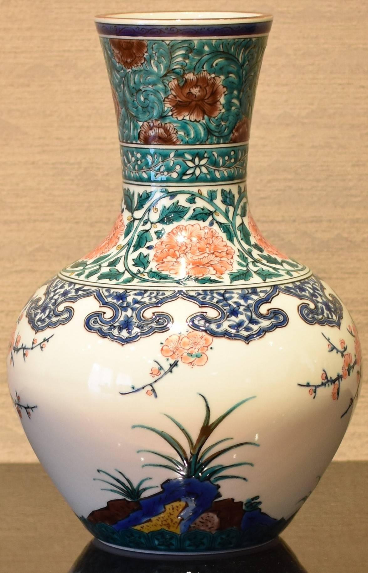 Japanese Green Red Cream Porcelain Vase by Contemporary Master Artist In New Condition In Takarazuka, JP