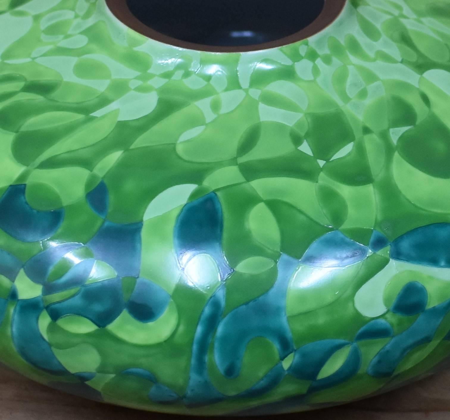 Exceptionnel vase en porcelaine décoratif japonais contemporain peint à la main, chef-d'œuvre d'un maître porcelainier primé de la région de Kutani au Japon, présentant un étonnant motif créé par l'application de différentes nuances de vert et de