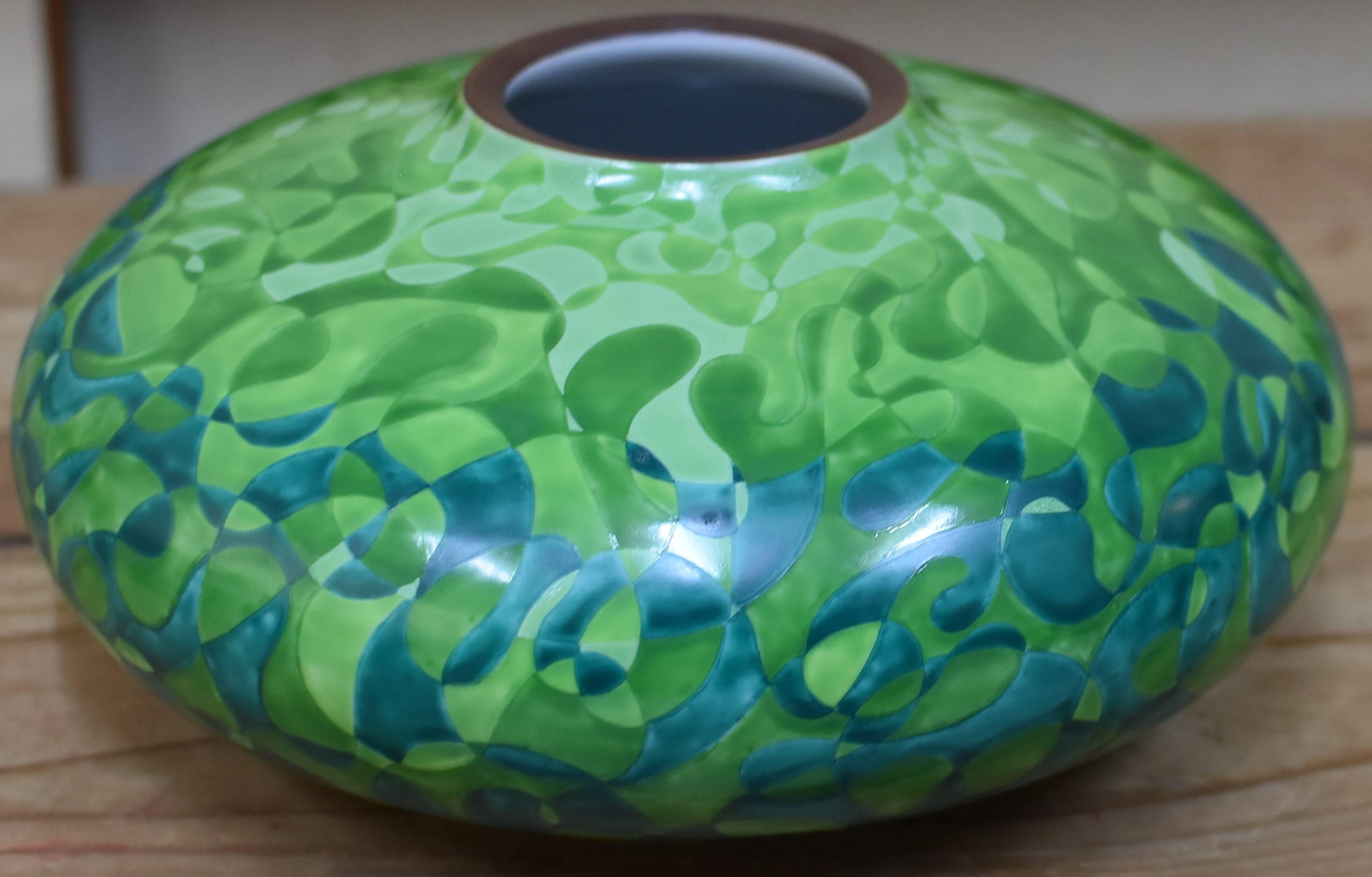 Peint à la main Vase japonais contemporain en porcelaine bleue verte par un maître artiste, 3 pièces en vente