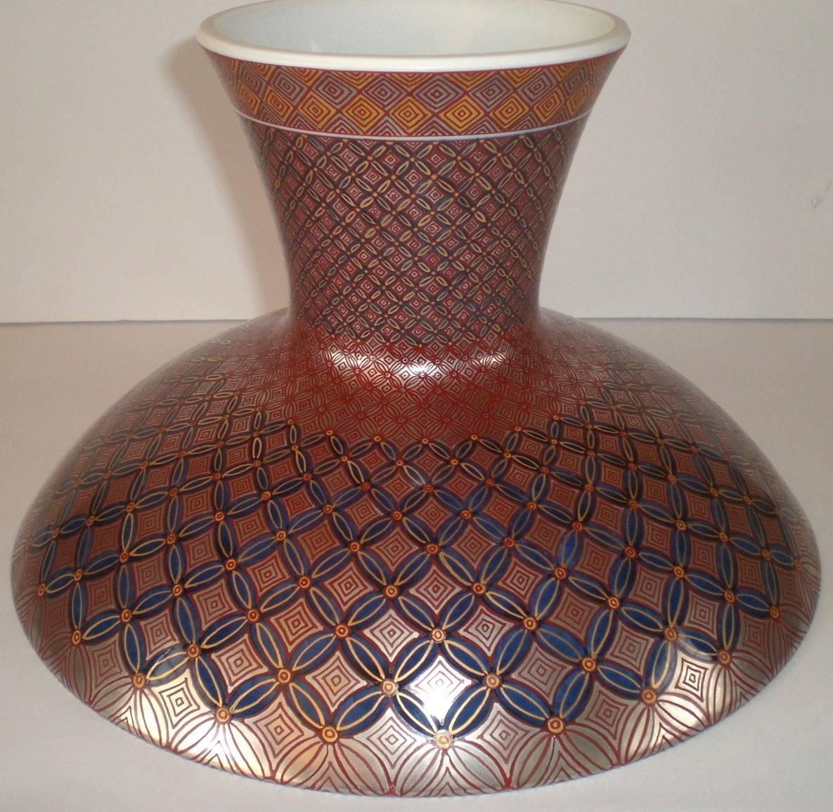 Japanese Gilded Red Blue Imari Porcelain Bowl on Pedestal by Master Artist, 2018 (Vergoldet)
