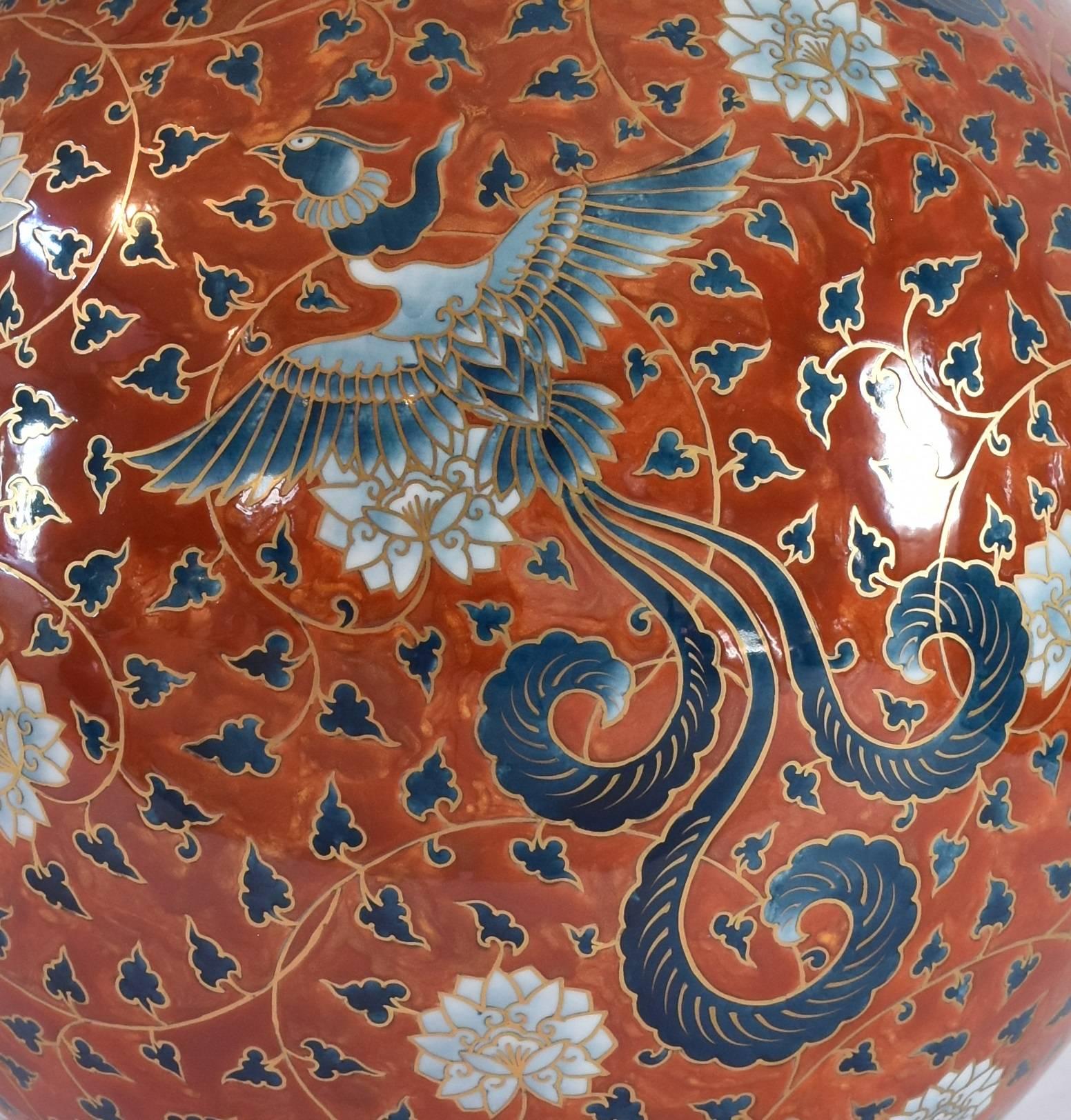 Mesmerizing sehr große zeitgenössische japanische dekorative Porzellan-Vase, extrem aufwendig vergoldet und von Hand bemalt auf einem massiven atemberaubenden Flasche geformt feines Arita Porzellan in einem auffallenden rot, das signierte