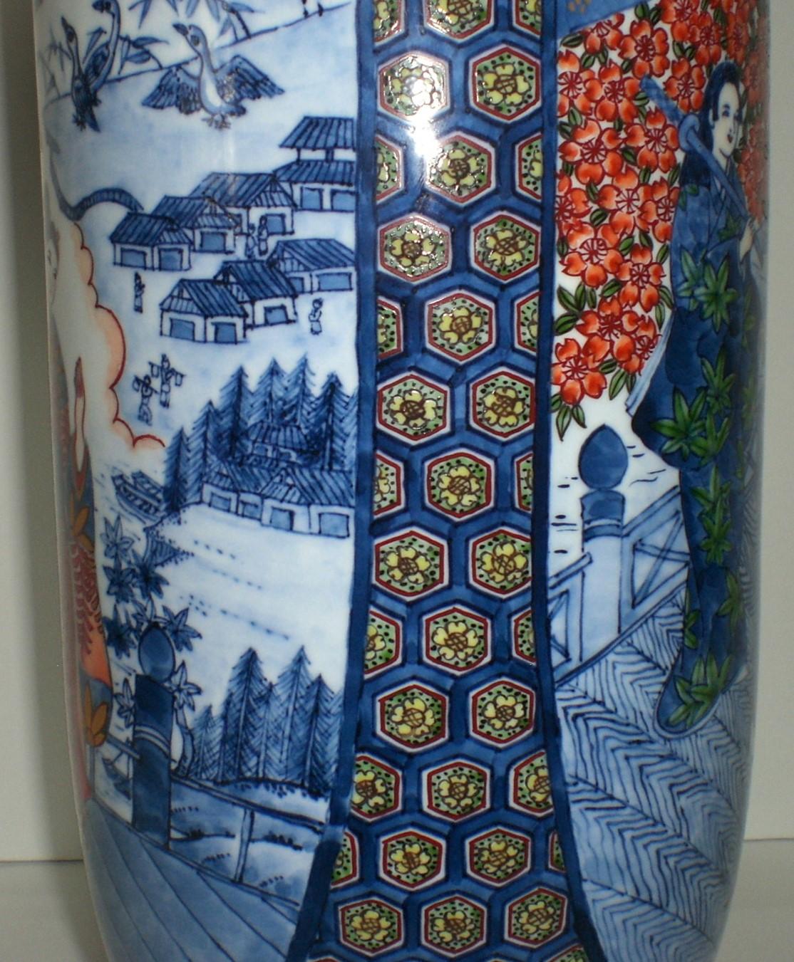 Außergewöhnliche sehr große japanische zeitgenössische dekorative Porzellanvase, aufwendig von Hand bemalt auf einem hohen, atemberaubend geformten Porzellankörper in Rot, Grün und Blau, ein signiertes Meisterwerk von hochgelobten preisgekrönten