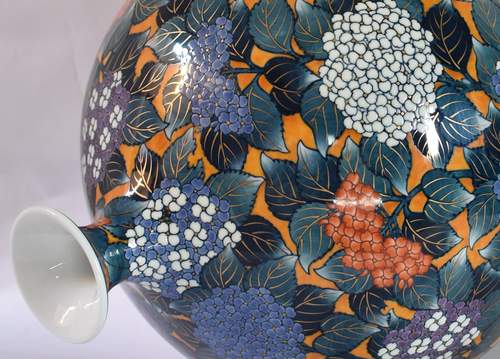 Large Japanese Contemporary Blue Orange Imari Porcelain Vase by Master Artist In New Condition In Takarazuka, JP