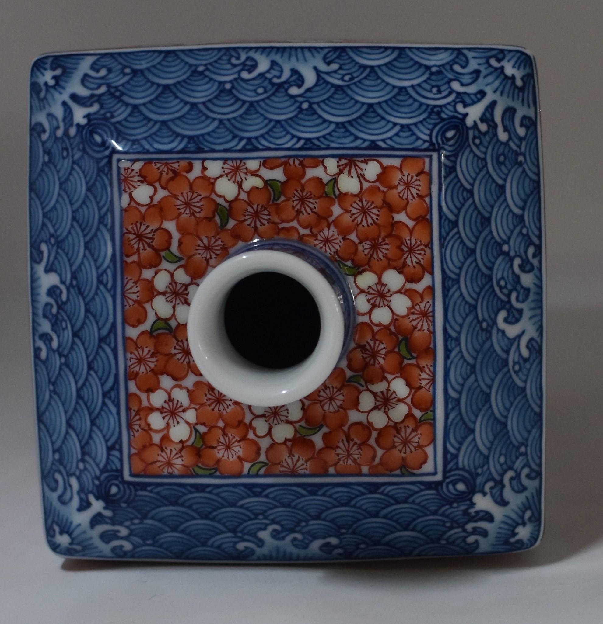 Japanese Contemporary Imari Red Blue Porcelain Vase by Master Artist (Vergoldet)