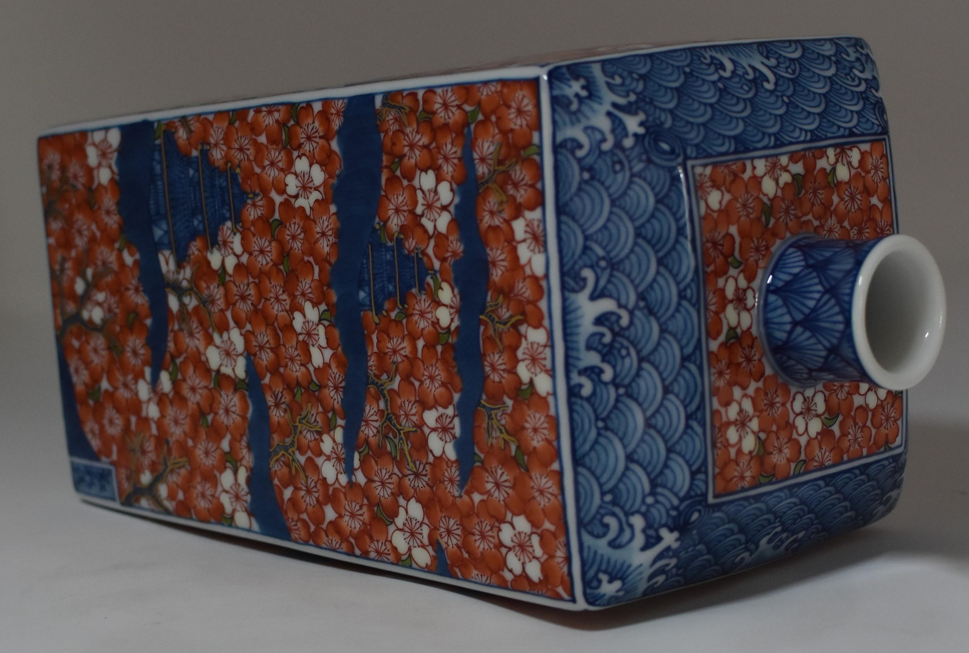 Japanese Contemporary Imari Red Blue Porcelain Vase by Master Artist (21. Jahrhundert und zeitgenössisch)