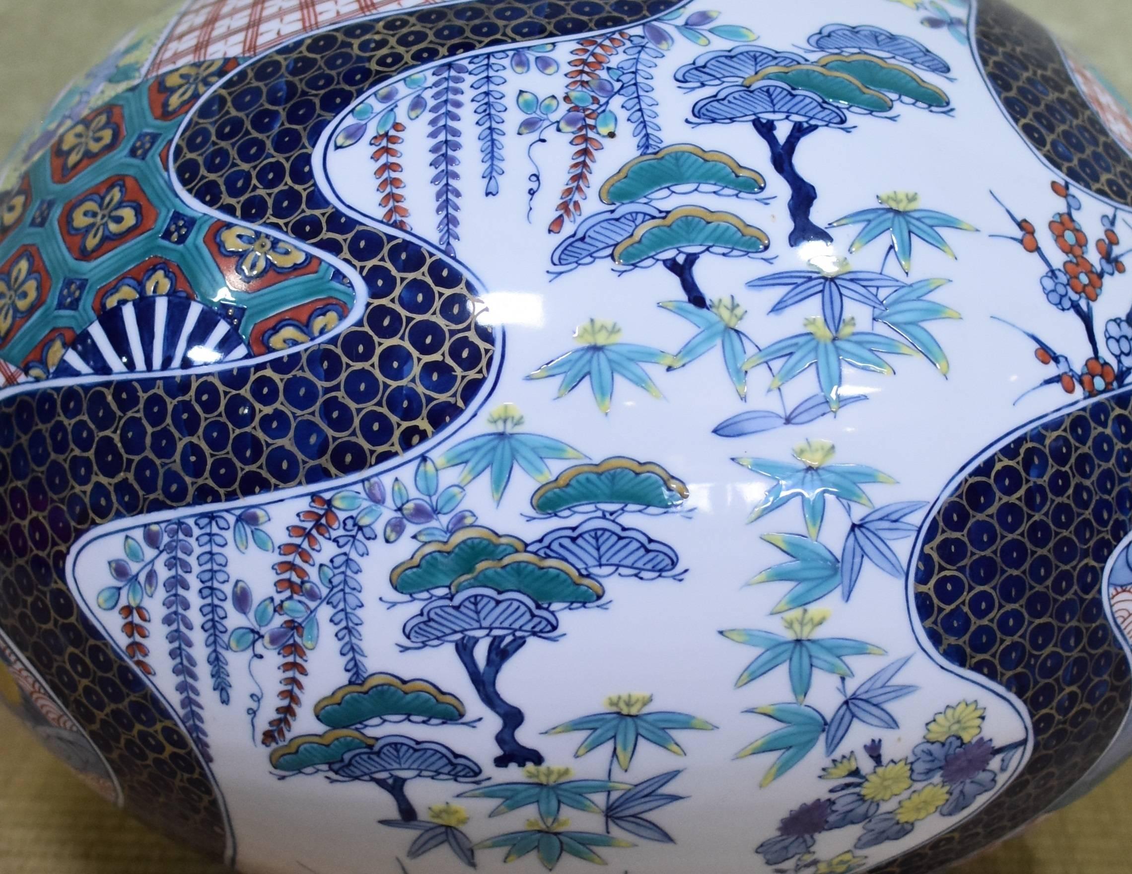 Exquisite große:: zeitgenössische:: eiförmige:: dekorative japanische Porzellanvase:: aufwändig handbemalt auf einem atemberaubend geformten Porzellankörper in Blau und Rot:: ein Meisterwerk des hochgelobten:: preisgekrönten Porzellanmeisters aus
