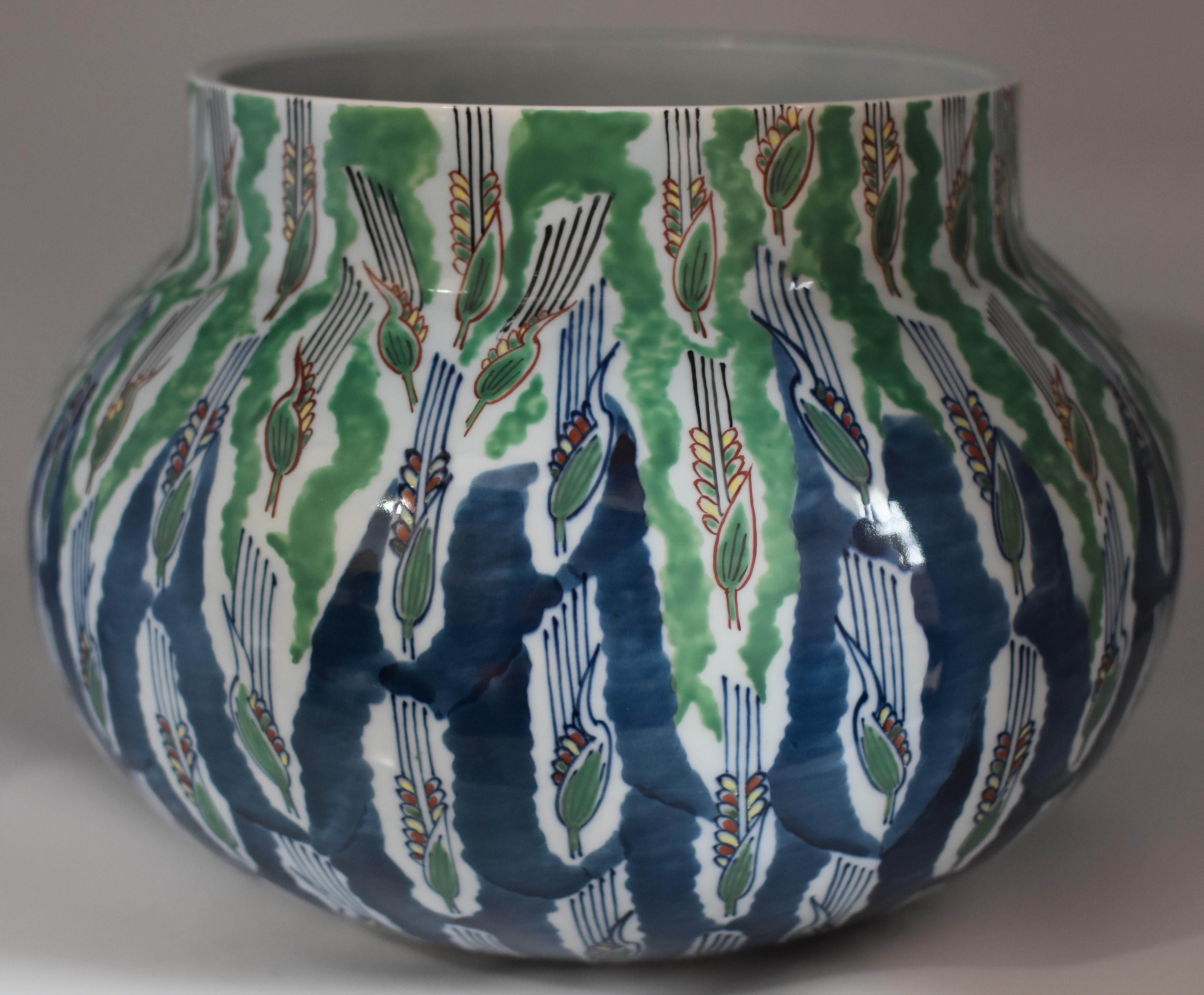 Exceptional unique very large Japanese contemporary Imari decorative porcelain vase, hand painted in lively green and blue on a stunningly shaped porcelain body – a masterpiece by a highly acclaimed award-winning master porcelain artist of the