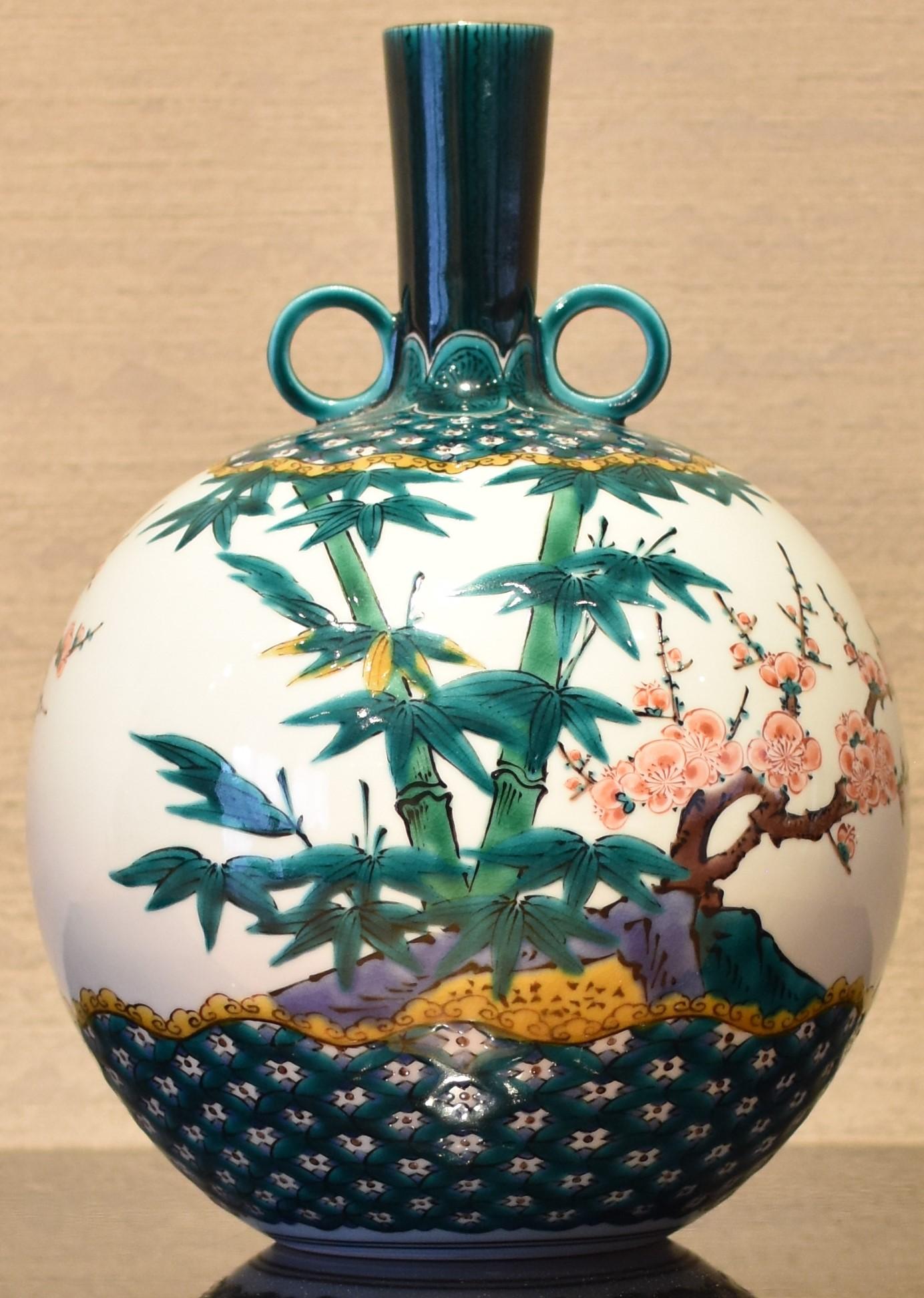 Exceptional Japanese contemporary Kutani decorative porcelain vase, hand painted in Kutani colors of green, red and purple on a stunningly shaped body, a signed masterpiece by the third generation master of a Kutani kiln with a history of more than