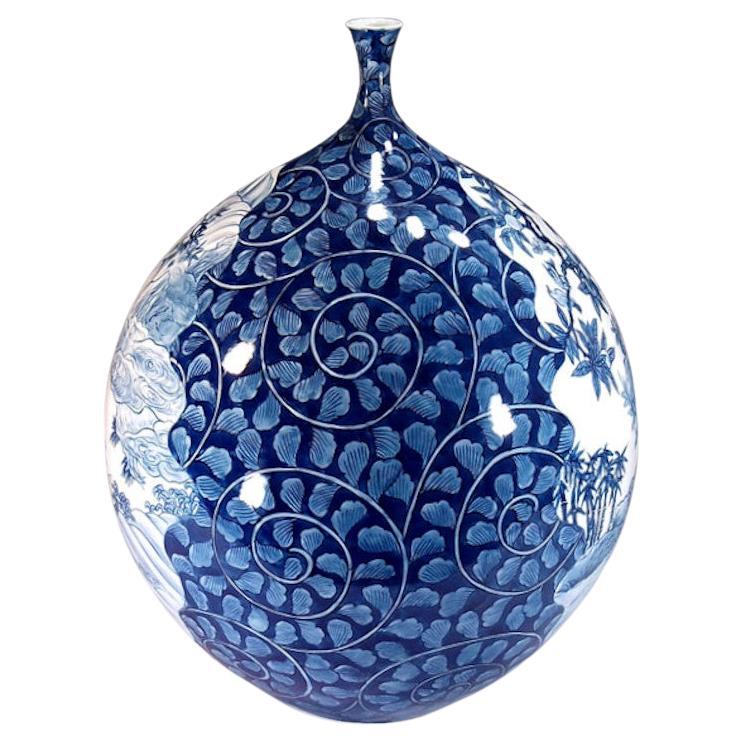 Außergewöhnliche dekorative Vase aus zeitgenössischem japanischem Porzellan, aufwändig von Hand in verschiedenen Unterglasurblautönen auf einem elegant geformten Porzellankörper bemalt, ein signiertes Meisterwerk des weithin anerkannten japanischen