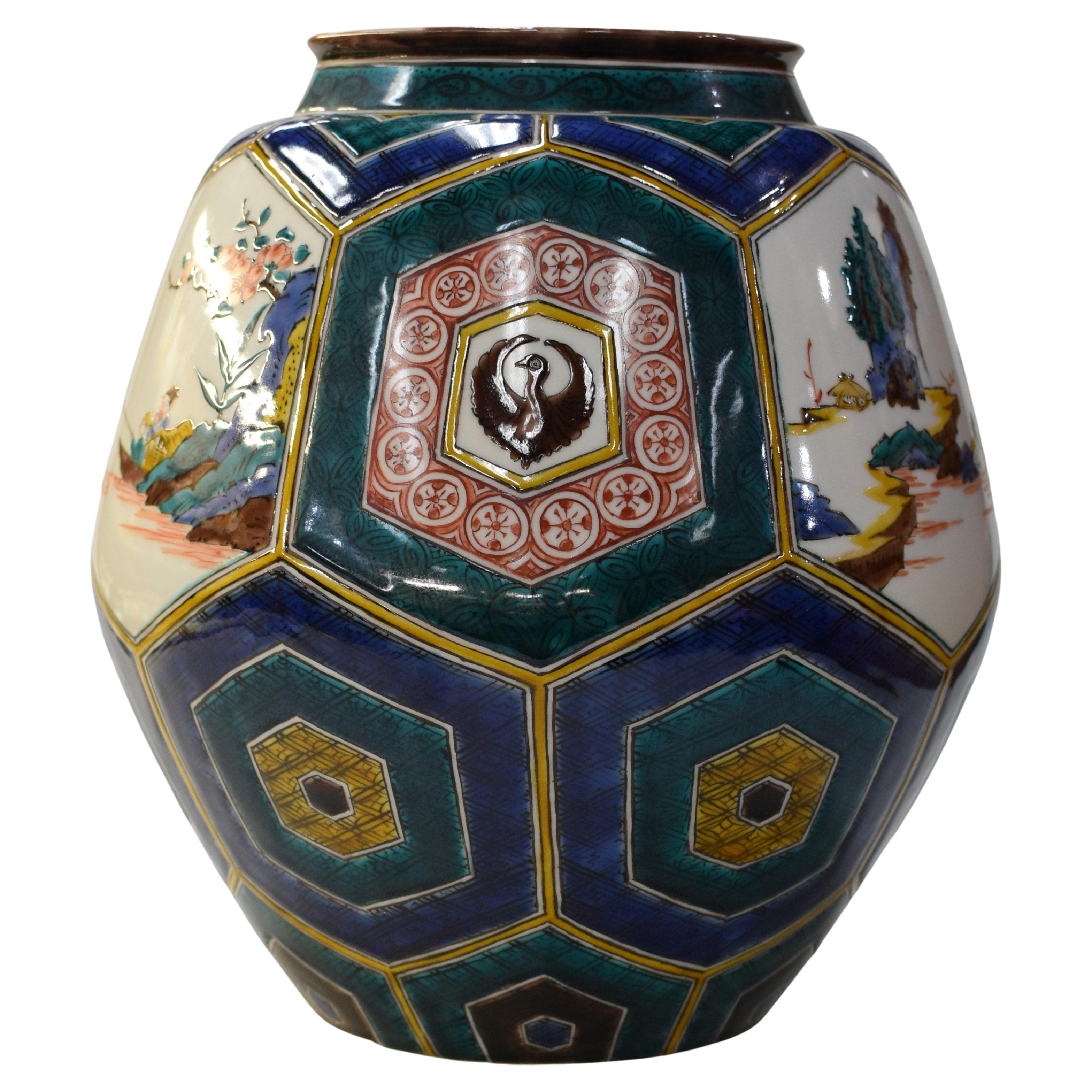 Exquis vase japonais contemporain en porcelaine décorative Kutani, peint à la main dans les couleurs vives traditionnelles Kutani vert, bleu, jaune et rouge sur une forme unique et étonnante, un chef-d'œuvre signé par la troisième génération de