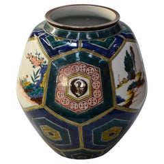 Vase japonais en porcelaine bleu et vert par un maître artiste