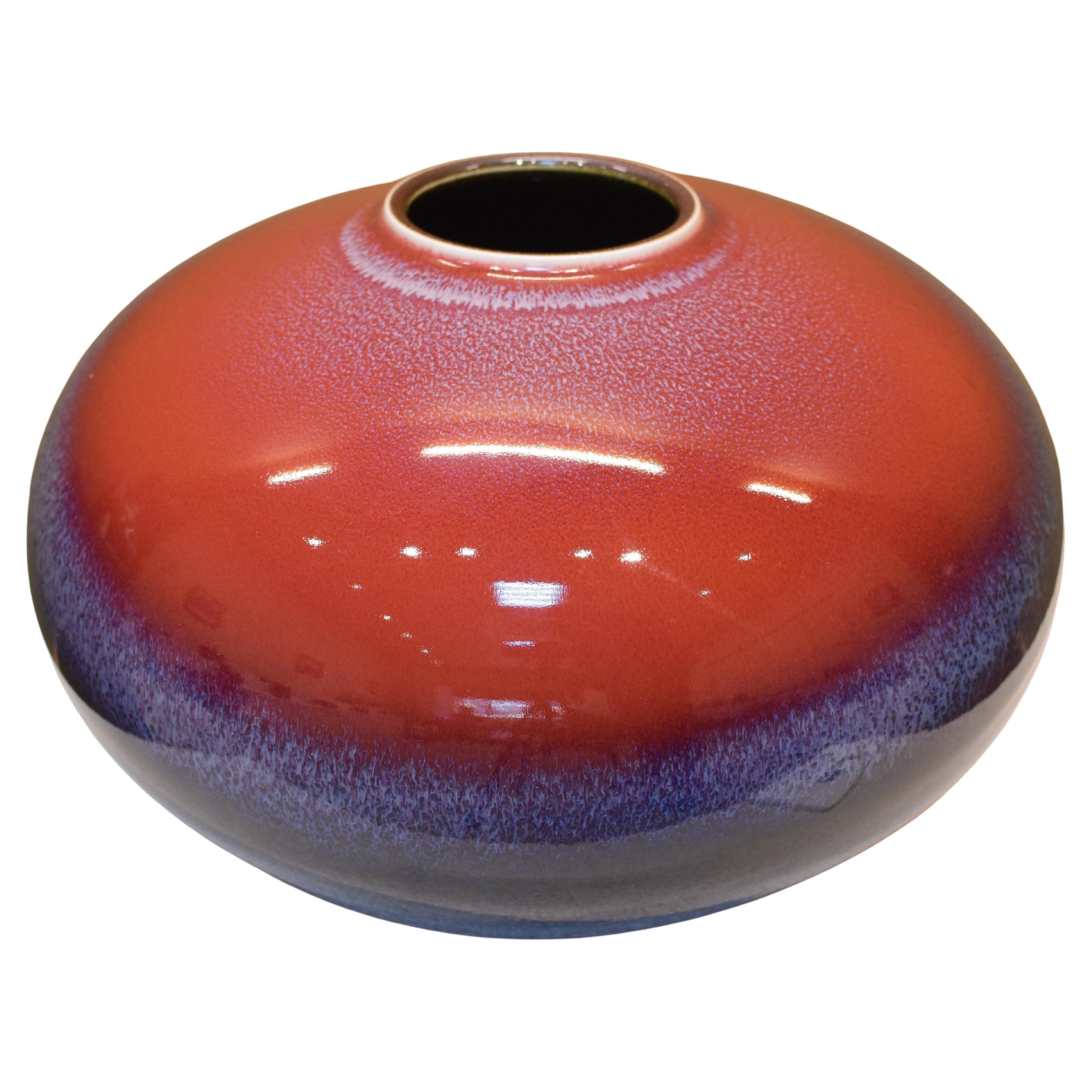 Vaso di porcellana decorativa giapponese di grande fascino e da collezione, un pezzo da esposizione, straordinariamente smaltato a mano in blu, rosso e nero su un corpo dalla forma splendida, con una stratificazione multipla di smalti tipica