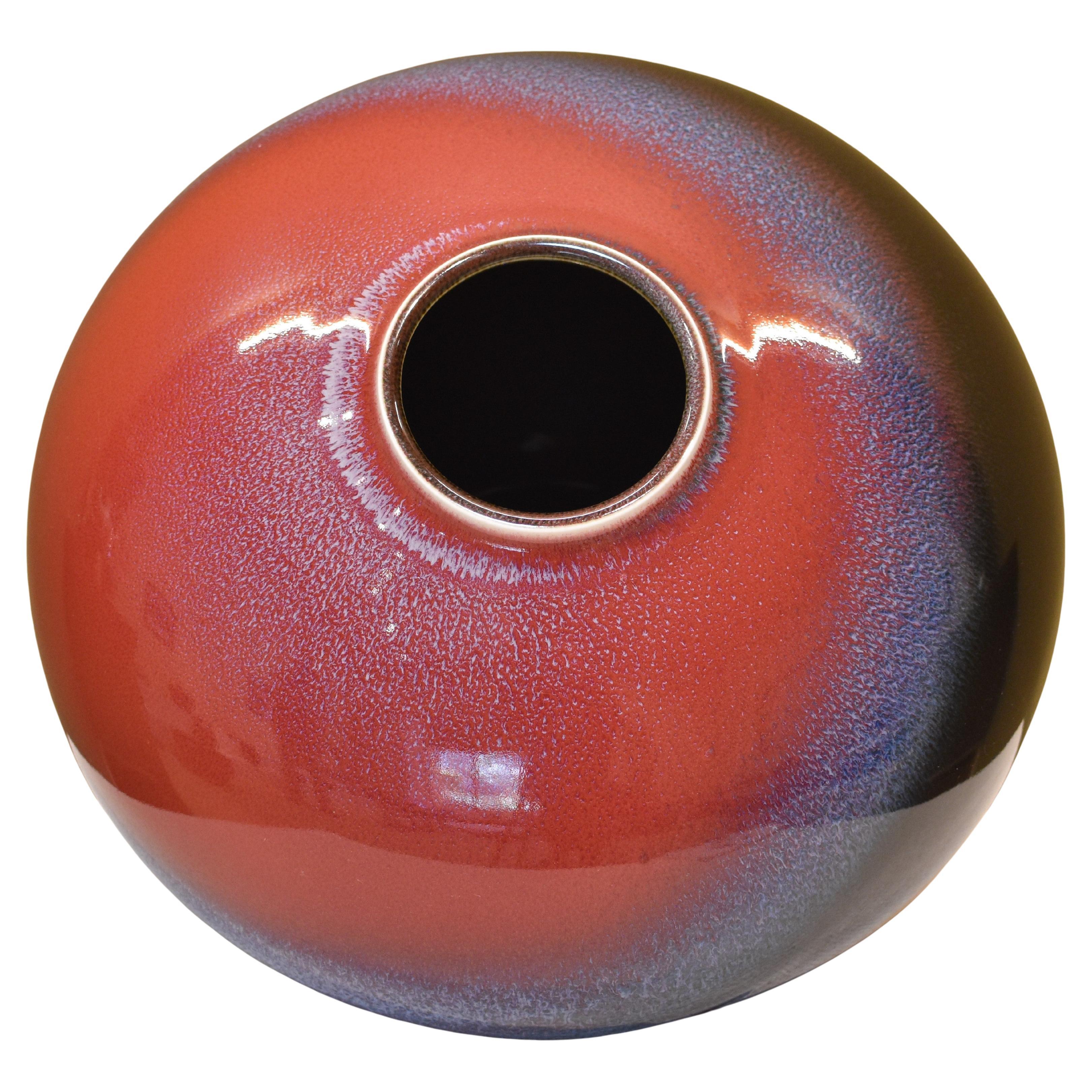 Giapponese Vaso di porcellana giapponese rosso nero smaltato a mano da un maestro artista, 2 in vendita
