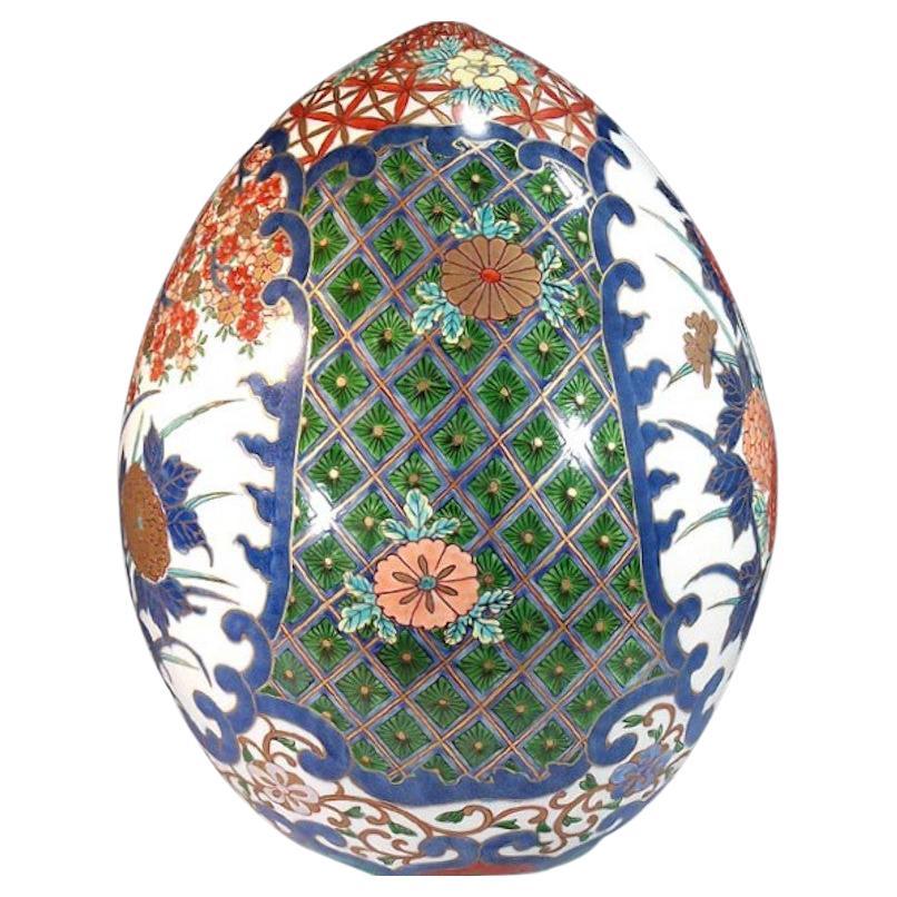 Exceptionnel vase contemporain japonais en porcelaine décorative, peint à la main de manière complexe sur un corps en porcelaine de forme ovoïde en bleu, rouge et vert avec de nombreux détails en or. Il s'agit d'un chef-d'œuvre signé par un maître