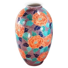 Vase contemporain japonais en porcelaine rouge, violette, verte et dorée, réalisé par un maître artiste, 2