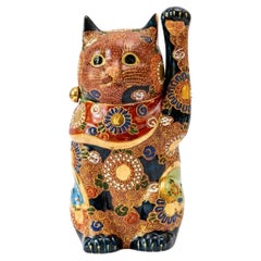 Scultura del gatto che fa cenno di Kutani, porcellana giapponese in stile Mori, blu e oro